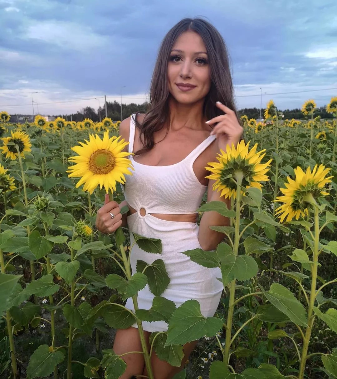 Kuszący dekolt artystki disco polo w „słonecznikowej” sesji. Ponętny van Gogh!